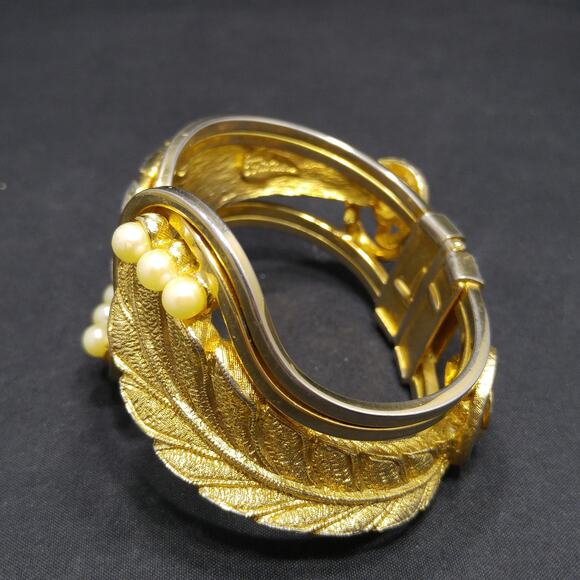 Tortolani Gold Plated Hinged Cuff Bracelet Leaf Design Faux Pearls 1960s Vintage - Picture 10 of 10